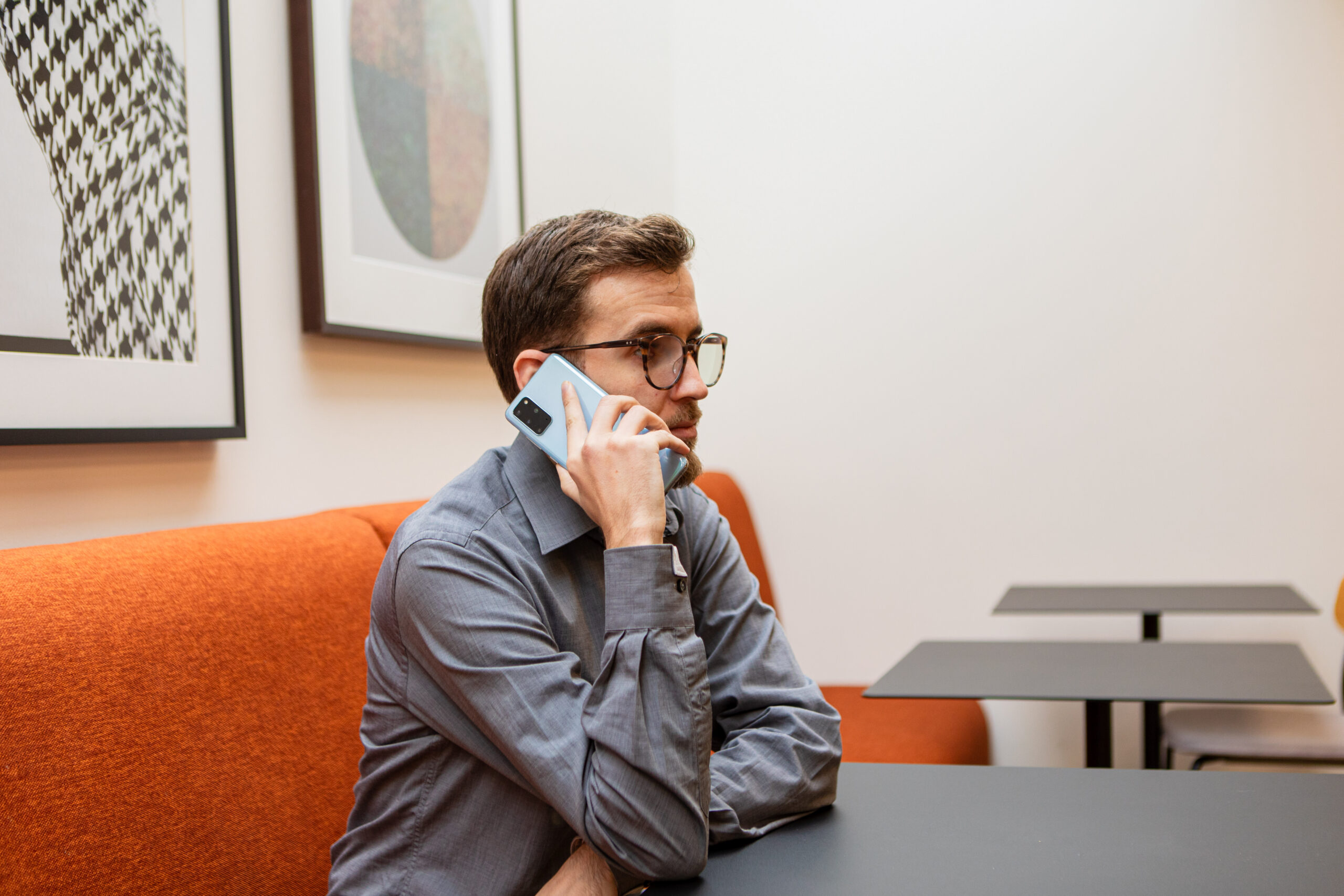 Medewerker Ascoo die aan het telefoneren is met klant.