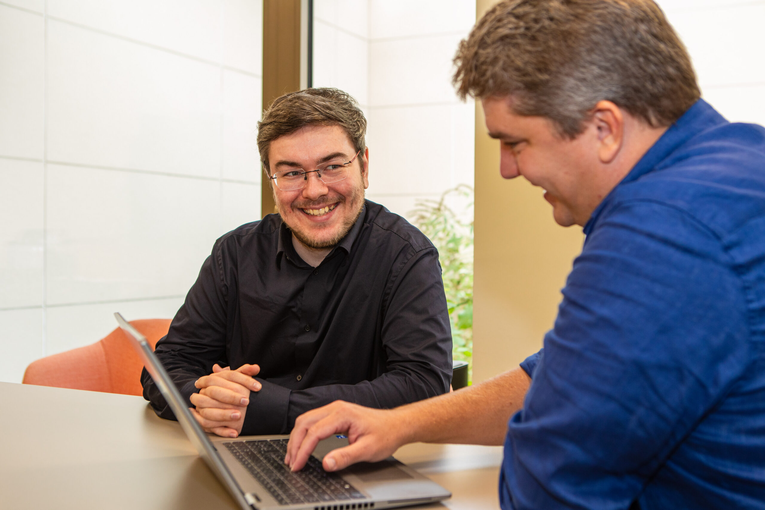 Zaakvoerder Ascoo en collega zijn in gesprek over de aanpak van een project.